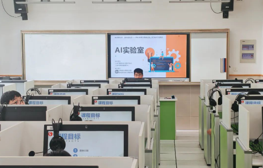 专家志愿者进三区 | “AI实验室”科技实践活动点燃静安学子科创热情